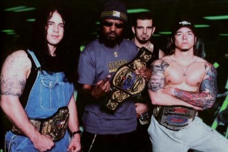 "¡Fanáticos del wrestling y el Metal!"